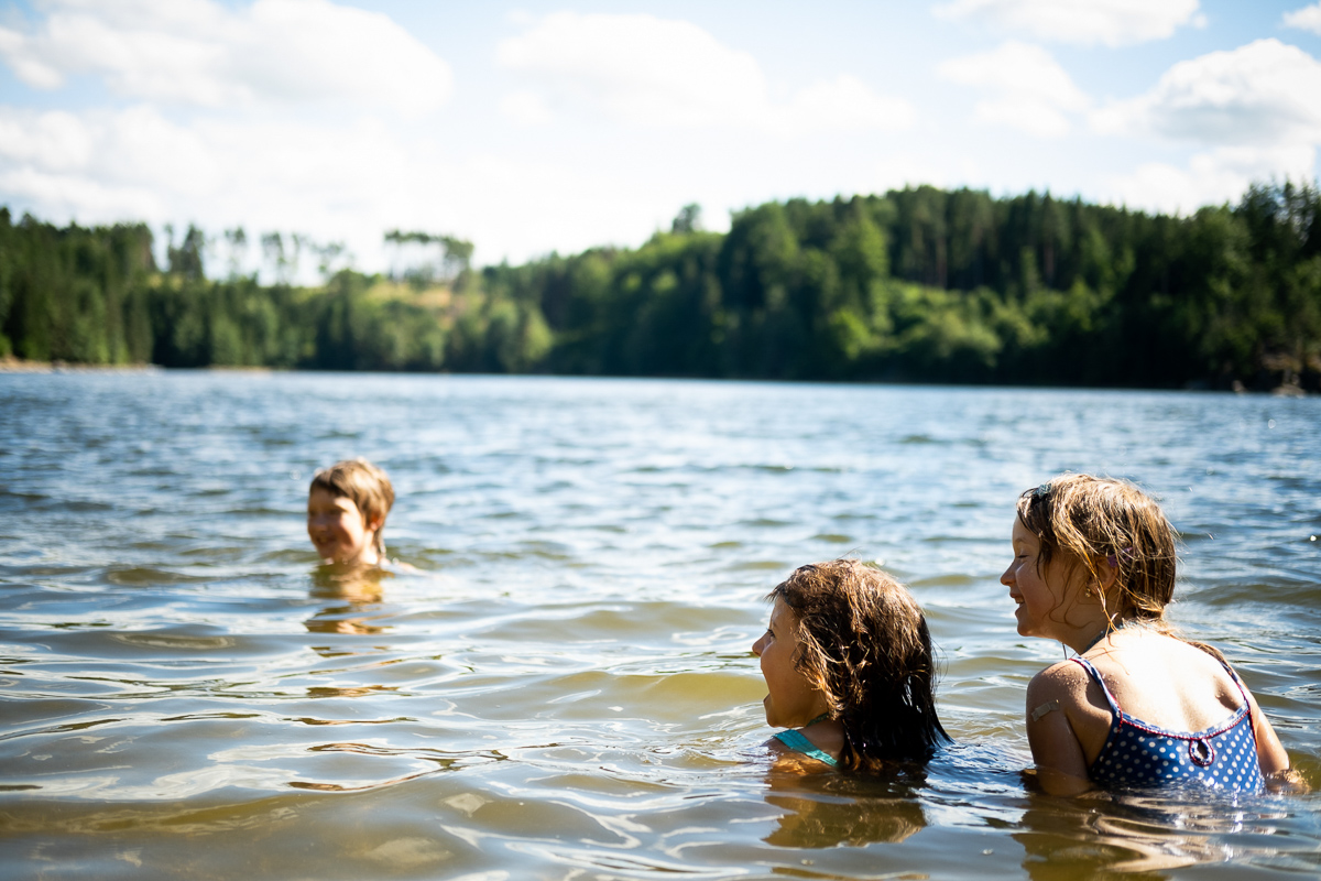 Kinder schwimmen im See