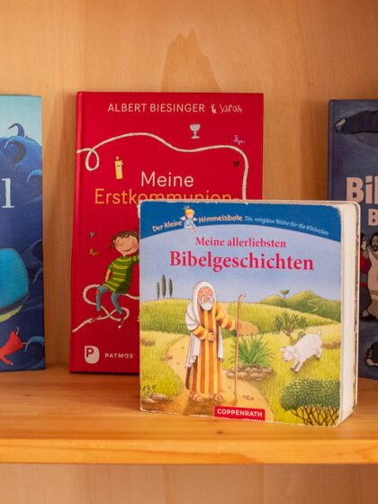 Ein Regal mit vier deutschsprachigen Kinderbibeln