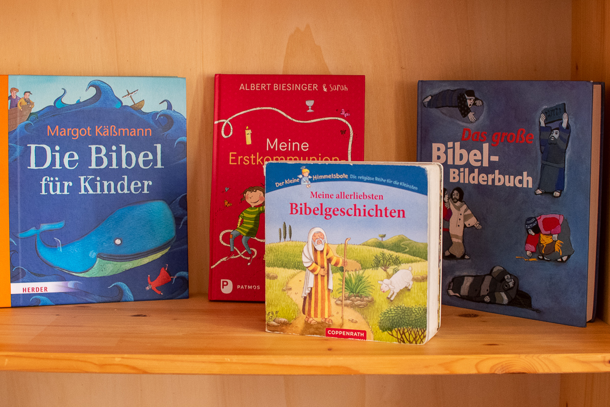 Ein Regal mit vier deutschsprachigen Kinderbibeln